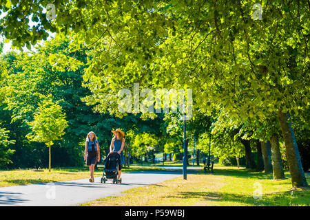 Aberystwyth, Großbritannien. 26 Juni, 2018. UK UK Wetter: Zwei Frauen gehen in den Park in Aberystwyth zu Beginn der dennoch einen anderen Tag der heißen Sonne ungebrochen. Das Vereinigte Königreich ist die Überschrift in eine mini Hitzewelle mit Temperaturen um 29° oder 30° Celsius bis Mitte der Woche Foto: Keith Morris/Alamy leben Nachrichten Stockfoto