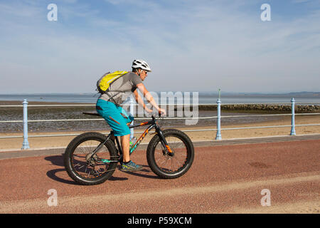 Morecambe, Lancashire. UK Wetter. 26.06.2018. Sonnigen Start in den Tag an der Küste. Als Tor zu den Seen das Resort hat einen weiten Blick über die Morecambe Bay zu den Bergen des Lake District bekannt. Saisonale Händler Bericht eine Erhöhung zum Geschäft wie das heiße Wetter Urlauber, Ausflügler und Touristen zum Meer zieht. Credit: MediaWorldImagesAlamyLiveNews. Stockfoto