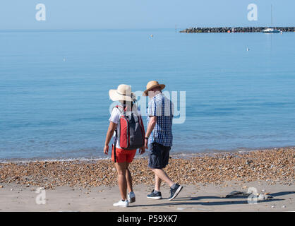 Lyme Regis, Dorset, Großbritannien. 26. Juni 2018. UK Wetter: Sehr heiß und sonnig in Lyme Regis. Ein paar nehmen Sie morgens einen Spaziergang am Strand entlang in der heißen Sonne im Badeort Lyme Regis am heißesten Tag des Jahres so weit. Credit: Celia McMahon/Alamy Leben Nachrichten. Stockfoto