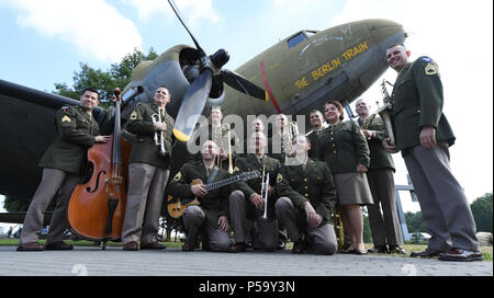 Frankfurt am Main, Deutschland. 26 Juni, 2018. Mitglieder der US Air Force Band "Der Botschafter von Ramstein aus während der 70. Jubiläum der Berliner Luftbrücke in der Gedenkstätte am Frankfurter Flughafen. Die Brücke diente als die Versorgung von Westberlin durch die westlichen Alliierten während der Berlin-blockade durch die sowjetische Besatzungsmacht vom 24. Juni 1948 bis zum 12. Mai 1949. Foto: Arne Dedert/dpa/Alamy leben Nachrichten Stockfoto