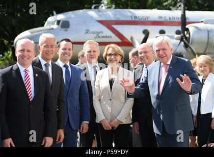 Frankfurt am Main, Deutschland. 26 Juni, 2018. Stadtrat Uwe Becker (CDU, L-R), Dr. Stefan Schulte, Vorstandsvorsitzender der Fraport AG, Richard Grenell, amerikanischer Botschafter in Deutschland, Robbie Bulloch, stellvertretender Botschafter in Großbritannien, Anne-Marie Descotes, Botschafter von Frankreich, Mitglied des Parlaments, Peter Beyer (CDU) und Volker Bouffier (CDU), Premiere in Hessen, während das 70. Jubiläum der Berliner Luftbrücke in der Gedenkstätte am Frankfurter Flughafen. Stockfoto