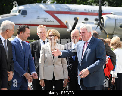 Frankfurt am Main, Deutschland. 26 Juni, 2018. Stadtrat Uwe Becker (CDU, L-R), Dr. Stefan Schulte, Vorstandsvorsitzender der Fraport AG, Richard Grenell, amerikanischer Botschafter in Deutschland, Robbie Bulloch, stellvertretender Botschafter in Großbritannien, Anne-Marie Descotes, Botschafter von Frankreich, Mitglied des Parlaments, Peter Beyer (CDU) und Volker Bouffier (CDU), Premiere in Hessen, während das 70. Jubiläum der Berliner Luftbrücke in der Gedenkstätte am Frankfurter Flughafen. Stockfoto