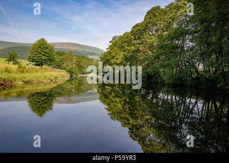 Whitewell, Clitheroe, Lancashire, UK. 26 Juni, 2018. Ein ruhiger Fluss Hodder bei Whitewell, Clitheroe, Lancashire, an einem Tag, in dem Temperaturen erwartet werden zu 27 plus erreichen. Quelle: John Eveson/Alamy leben Nachrichten Stockfoto