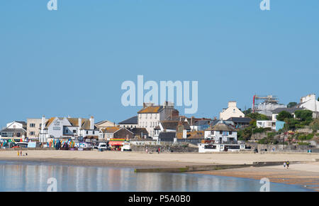 Lyme Regis, Dorset, Großbritannien. 26. Juni 2018. UK Wetter: heiß und sonnig, morgen in Lyme Regis. Eine ruhige Szene am Strand, bevor die Massen kommen die Sonne am heißesten Tag des Jahres bisher genießen. Credit: Celia McMahon/Alamy Leben Nachrichten. Stockfoto