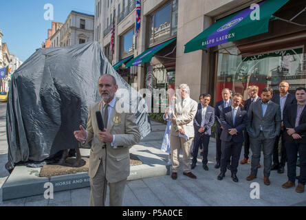 New Bond Street, London, UK. 26 Juni, 2018. Ein neues kulturelles Wahrzeichen in der Bond Street: Dame Elisabeth Frink Skulptur Pferd und Reiter, ist um 9.45 vorgestellt am Dienstag, 26. Juni bin. Royal Academy Präsident Christopher Le Brun die Statue vor der Enthüllung führt. Credit: Malcolm Park/Alamy Leben Nachrichten. Stockfoto