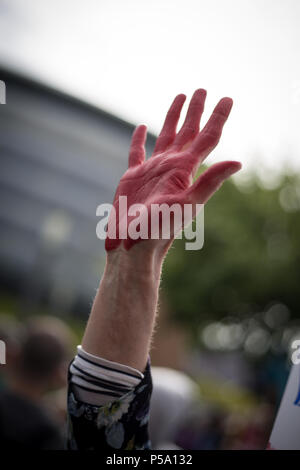 Glasgow, Schottland, am 26. Juni 2018. Glasgow gegen die Arme Fair Demonstration an einem anderen Ort außerhalb der unterseeischen Wehrtechnik Konferenz im Scottish Exhibition Centre stattfindet. Die Konferenz zieht 1,1000 Delegierte aus der ganzen Welt aus, und die Sponsoren ist fair führen Sponsoren, BAE Systems und Babcock International, haben links auf die Trident nuclear missile System. Der Stadtrat hat die Kritik für das Erscheinen, zunächst die Arme fair unterstützt. Bild: Jeremy Sutton-Hibbert / alamy Leben Nachrichten. Stockfoto