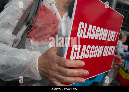 Glasgow, Schottland, am 26. Juni 2018. Glasgow gegen die Arme Fair Demonstration an einem anderen Ort außerhalb der unterseeischen Wehrtechnik Konferenz im Scottish Exhibition Centre stattfindet. Die Konferenz zieht 1,1000 Delegierte aus der ganzen Welt aus, und die Sponsoren ist fair führen Sponsoren, BAE Systems und Babcock International, haben links auf die Trident nuclear missile System. Der Stadtrat hat die Kritik für das Erscheinen, zunächst die Arme fair unterstützt. Bild: Jeremy Sutton-Hibbert / alamy Leben Nachrichten. Stockfoto