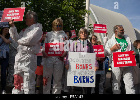 Glasgow, Schottland, am 26. Juni 2018. Glasgow gegen die Arme Fair Demonstration an einem anderen Ort außerhalb der unterseeischen Wehrtechnik Konferenz im Scottish Exhibition Centre stattfindet. Die Konferenz zieht 1,1000 Delegierte aus der ganzen Welt aus, und die Sponsoren ist fair führen Sponsoren, BAE Systems und Babcock International, haben links auf die Trident nuclear missile System. Der Stadtrat hat die Kritik für das Erscheinen, zunächst die Arme fair unterstützt. Bild: Jeremy Sutton-Hibbert / alamy Leben Nachrichten. Stockfoto