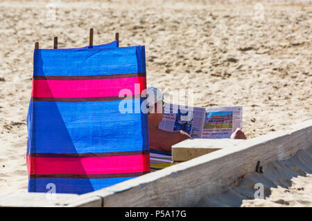 Bournemouth, Dorset, Großbritannien. 26. Juni 2018. UK Wetter: sunseekers Kopf bis zu den Stränden von Bournemouth auf einem anderen schönen sonnigen Tag mit Ungebrochenen blauer Himmel und Sonnenschein, Temperaturen am Meer steigen. Credit: Carolyn Jenkins/Alamy leben Nachrichten Stockfoto