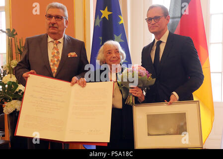 26 Juni 2018, Berlin, Deutschland: Ralf Wieland (SPD, L), Präsident des Abgeordnetenhauses von Berlin sowie der Berliner Bürgermeister, Michael Mueller (SPD, R) Auszeichnung zum Ehrenbürger von Berlin Holocaust Survivor Margot Friedlaender. Foto: Wolfgang Kumm/dpa Stockfoto