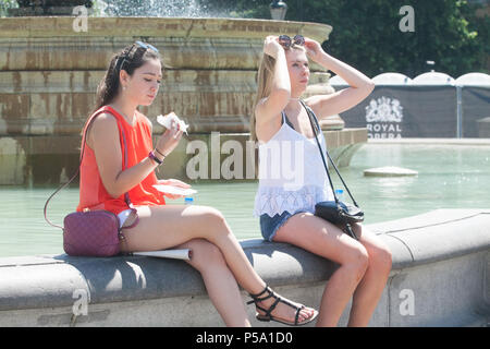 London, Großbritannien. 26. Juni 2018. Die Menschen genießen die heißen Wetter und Sonnenschein auf dem Trafalgar Square als die Hitzewelle weiter nach dem hootest Tag des Jahres am Montag mit Temperaturen um 33 Grad Celsius in vielen Teilen Großbritanniens Credit: Amer ghazzal/Alamy leben Nachrichten Stockfoto