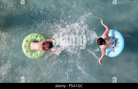 (180626) - YANGZHOU, Juni 26, 2018 (Xinhua) - eine Frau und ein Junge haben Spaß an einem Wasser Amusement Park in Suzhou in der ostchinesischen Provinz Jiangsu, 26. Juni 2018. (Xinhua / Meng Delong) (lmm) Stockfoto