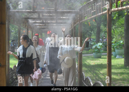 (180626) - Suzhou, 26. Juni 2018 (Xinhua) - Touristen gehen durch einen Korridor mit kühlen Nebel Feldspritzen im Garten des bescheidenen Administrator in Suzhou in der ostchinesischen Provinz Jiangsu, 26. Juni 2018. (Xinhua / Hängen Xingwei) (lmm) Stockfoto