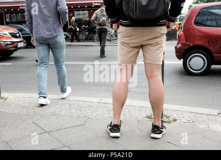 Deutschland, Berlin. 15 Juni, 2018. Ein Mann in kurzen Hosen an einer Straßenkreuzung. Credit: Fabian Sommer/dpa/Alamy leben Nachrichten Stockfoto