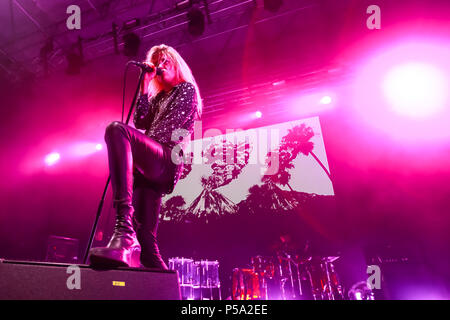 Zagreb, Kroatien. 25. Juni 2018: Die britisch-amerikanische Indie-Rock-Band The Kills führt auf der OTP-Welt Bühne während des ersten Tages des 13. INmusic Festival am See Jarun in Zagreb, Kroatien. Credit: Goran Jakuš/Alamy leben Nachrichten Stockfoto