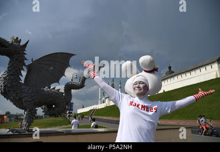 Kasan, Russland. 26 Juni, 2018. Fußball, WM 2018: Nationalmannschaft: Ein japanischer Fan steht vor der Kalif Moschee in Kazan Kremlin. Credit: Ina Faßbender/dpa/Alamy leben Nachrichten Stockfoto