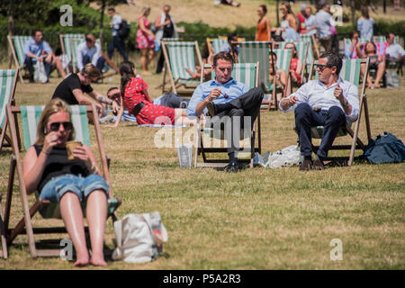 Green Park, London. 26 Jun, 2018. UK Wetter: Menschen ihre Mittagspause in der warmen und sonnigen Bedingungen im Green Park genießen. Credit: Guy Bell/Alamy leben Nachrichten Stockfoto