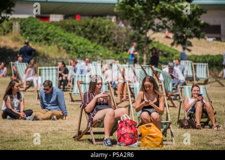 Green Park, London. 26 Jun, 2018. UK Wetter: Menschen ihre Mittagspause in der warmen und sonnigen Bedingungen im Green Park genießen. Credit: Guy Bell/Alamy leben Nachrichten Stockfoto