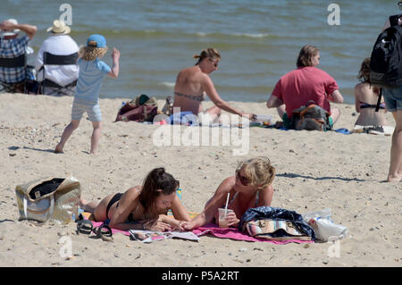 Mudeford, Dorset. 26 Jun, 2018. UK Wetter: Wie die Hitzewelle weiter Menschen strömen zu Avon Strand in Mudeford Dorset England Credit: MARTIN DALTON/Alamy leben Nachrichten Stockfoto