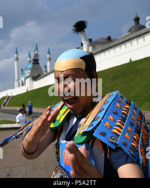 Kasan, Russland. 26 Juni, 2018. Fußball, WM 2018: Nationalmannschaft: Ein japanischer Fan steht vor der Kalif Moschee im Kasaner Kreml. Credit: Ina Faßbender/dpa/Alamy leben Nachrichten Stockfoto
