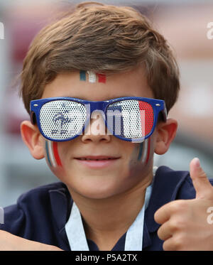 (180626) - Moskau, 26. Juni 2018 (Xinhua) - ein Fan von Frankreich ist vor der 2018 FIFA World Cup Gruppe C Spiel zwischen Dänemark und Frankreich in Moskau, Russland, 26. Juni 2018 gesehen. (Xinhua / Cao können) Stockfoto