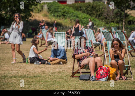 Green Park, London. 26 Jun, 2018. UK Wetter: Menschen aller Altersklassen und Geschlechter, ihre Mittagspause in der warmen und sonnigen Bedingungen im Green Park genießen. Credit: Guy Bell/Alamy leben Nachrichten Stockfoto