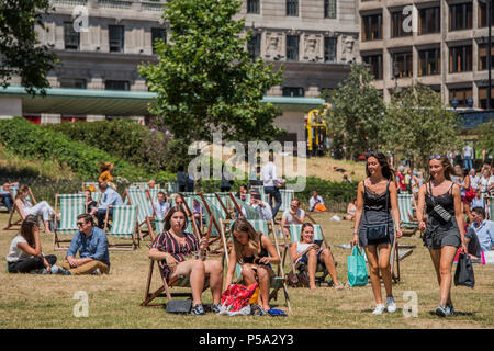 Green Park, London. 26 Jun, 2018. UK Wetter: Menschen aller Altersklassen und Geschlechter, ihre Mittagspause in der warmen und sonnigen Bedingungen im Green Park genießen. Credit: Guy Bell/Alamy leben Nachrichten Stockfoto