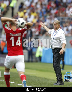 (180626) - Moskau, 26. Juni 2018 (Xinhua) - Dänemarks Haupttrainer Age Hareide (R) gibt Anweisungen an die Spieler während der 2018 FIFA World Cup Gruppe C Spiel zwischen Dänemark und Frankreich in Moskau, Russland, 26. Juni 2018. (Xinhua / Cao können) Stockfoto