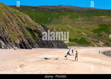 Malin Beg, Glencolumkille, County Donegal, Irland. 26. Juni 2018. Menschen genießen Sie die schönen sonnigen Wetter auf einer der heißesten Tage des Jahres so weit an Irlands "wilden Atlantischen Weise". Stockfoto