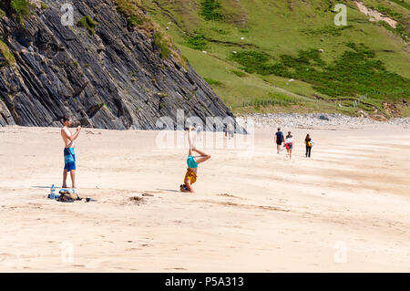 Malin Beg, Glencolumkille, County Donegal, Irland. 26. Juni 2018. Menschen genießen Sie die schönen sonnigen Wetter auf einer der heißesten Tage des Jahres so weit an Irlands "wilden Atlantik Weg' auf der berühmten Silver Strand Strand.. Credit: Richard Wayman/Alamy leben Nachrichten Stockfoto