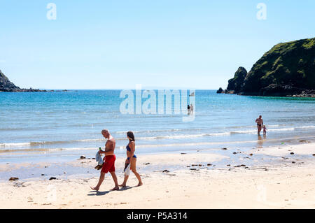 Malin Beg, Glencolumkille, County Donegal, Irland. 26. Juni 2018. Menschen genießen Sie die schönen sonnigen Wetter auf einer der heißesten Tage des Jahres so weit an Irlands "wilden Atlantik Weg' auf der berühmten Silver Strand Strand.. Credit: Richard Wayman/Alamy leben Nachrichten Stockfoto