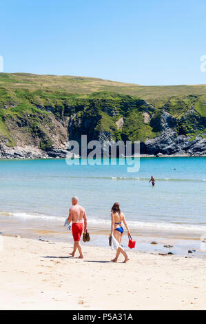 Malin Beg, Glencolumkille, County Donegal, Irland. 26. Juni 2018. Menschen genießen Sie die schönen sonnigen Wetter auf einer der heißesten Tage des Jahres so weit an Irlands "wilden Atlantik Weg' auf der berühmten Silver Strand Strand.. Credit: Richard Wayman/Alamy leben Nachrichten Stockfoto