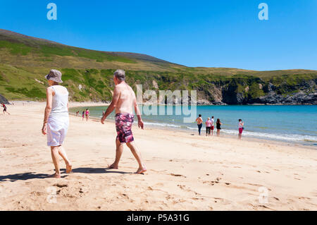 Malin Beg, Glencolumkille, County Donegal, Irland. 26. Juni 2018. Menschen genießen Sie die schönen sonnigen Wetter auf einer der heißesten Tage des Jahres so weit an Irlands "wilden Atlantik Weg' auf der berühmten Silver Strand Strand.. Credit: Richard Wayman/Alamy leben Nachrichten Stockfoto