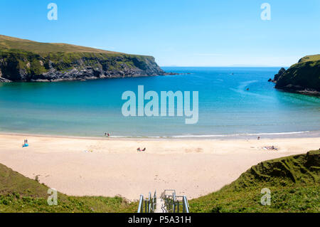 Malin Beg, Glencolumkille, County Donegal, Irland. 26. Juni 2018. Menschen genießen Sie die schönen sonnigen Wetter auf einer der heißesten Tage des Jahres so weit an Irlands "wilden Atlantik Weg' auf der berühmten Silver Strand Strand.. Credit: Richard Wayman/Alamy leben Nachrichten Stockfoto