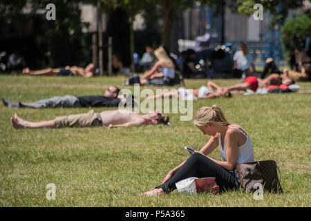Green Park, London. 26 Jun, 2018. UK Wetter: Menschen beider Geschlechter abstreifen und ihre Mittagspause in der warmen und sonnigen Bedingungen im Green Park genießen. Credit: Guy Bell/Alamy leben Nachrichten Stockfoto