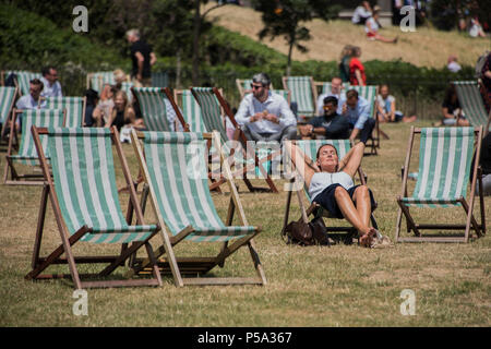 Green Park, London. 26 Jun, 2018. UK Wetter: Menschen ihre Mittagspause in der warmen und sonnigen Bedingungen im Green Park genießen. Credit: Guy Bell/Alamy leben Nachrichten Stockfoto