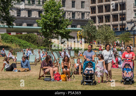 Green Park, London. 26 Jun, 2018. UK Wetter: Menschen aller Altersklassen und Geschlechter, ihre Mittagspause in der warmen und sonnigen Bedingungen im Green Park genießen. Credit: Guy Bell/Alamy leben Nachrichten Stockfoto