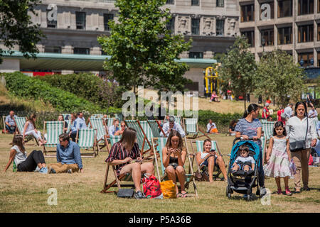 Green Park, London. 26 Jun, 2018. UK Wetter: Menschen aller Altersklassen und Geschlechter, ihre Mittagspause in der warmen und sonnigen Bedingungen im Green Park genießen. Credit: Guy Bell/Alamy leben Nachrichten Stockfoto