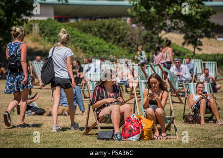 Green Park, London. 26 Jun, 2018. UK Wetter: Menschen aller Altersklassen und Geschlechter, ihre Mittagspause in der warmen und sonnigen Bedingungen im Green Park genießen. Credit: Guy Bell/Alamy leben Nachrichten Stockfoto