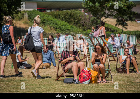 Green Park, London. 26 Jun, 2018. UK Wetter: Menschen aller Altersklassen und Geschlechter, ihre Mittagspause in der warmen und sonnigen Bedingungen im Green Park genießen. Credit: Guy Bell/Alamy leben Nachrichten Stockfoto