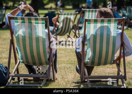 Green Park, London. 26 Jun, 2018. UK Wetter: Menschen ihre Mittagspause in der warmen und sonnigen Bedingungen im Green Park genießen. Credit: Guy Bell/Alamy leben Nachrichten Stockfoto