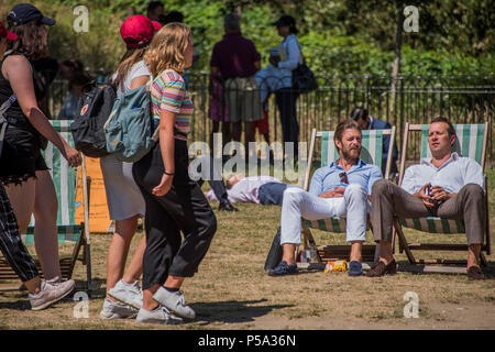 Green Park, London. 26 Jun, 2018. UK Wetter: Touristen und Büroangestellten mixin die Hitze-Leute ihre Mittagspause in der warmen und sonnigen Bedingungen im Green Park genießen. Credit: Guy Bell/Alamy leben Nachrichten Stockfoto