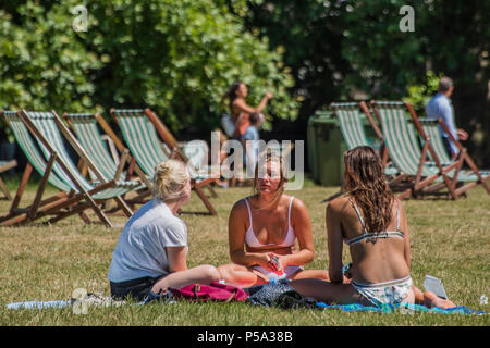 Green Park, London. 26 Jun, 2018. UK Wetter: eine Gruppe von Frauen, Karten spielen - Leute ihre Mittagspause in der warmen und sonnigen Bedingungen im Green Park genießen. Credit: Guy Bell/Alamy leben Nachrichten Stockfoto