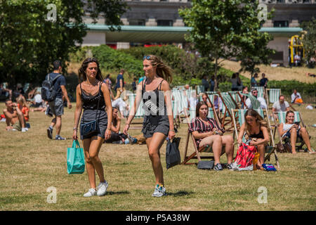 Green Park, London. 26 Jun, 2018. UK Wetter: Menschen aller Altersklassen und Geschlechter, ihre Mittagspause in der warmen und sonnigen Bedingungen im Green Park genießen. Credit: Guy Bell/Alamy leben Nachrichten Stockfoto