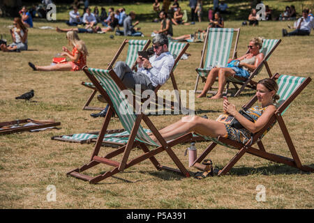 Green Park, London. 26 Jun, 2018. UK Wetter: Menschen aller Altersklassen und Geschlechter, ihre Mittagspause in der warmen und sonnigen Bedingungen im Green Park genießen. Credit: Guy Bell/Alamy leben Nachrichten Stockfoto