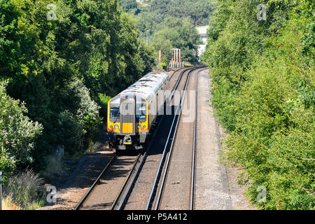 Holton Heath Station, Dorset, Großbritannien. 26. Juni 2018. UK Wetter. Ein Londoner Zug in Holton Heath mit Verzögerungen auf der South Western Eisenbahn in Dorset, nachdem ein kleines Feuer unter einem Zug zwischen Surbiton und Weybridge blockierten die Linie gebunden. Dieser Vorfall ist auf der Oberseite der Langsamfahrstellen auf der Bahn wegen der Gefahr der Linien Knickung aufgrund der heißen Temperaturen aus der aktuellen Hitzewelle. Foto: Graham Jagd-/Alamy leben Nachrichten Stockfoto