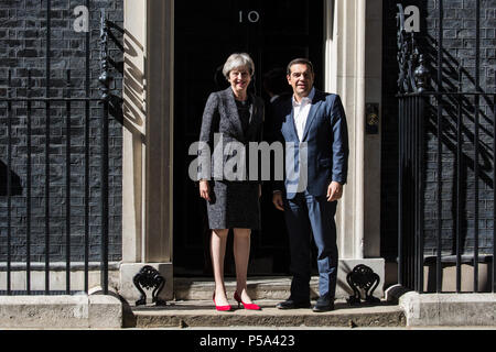 London, Großbritannien. 26. Juni 2018. Premierminister Theresa May begrüßt der griechische Premierminister Alexis Tsipras, Downing Street 10 Credit: Mark Kerrison/Alamy leben Nachrichten Stockfoto