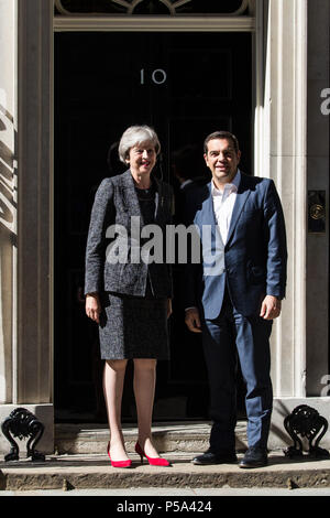 London, Großbritannien. 26. Juni 2018. Premierminister Theresa May begrüßt der griechische Premierminister Alexis Tsipras, Downing Street 10 Credit: Mark Kerrison/Alamy leben Nachrichten Stockfoto