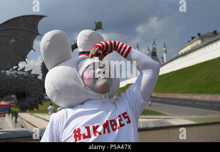 Kasan, Russland. 26 Juni, 2018. Fußball, WM 2018: Nationalmannschaft: Ein japanischer Fan steht vor der Kalif Moschee in Kazan Kremlin. Credit: Ina Faßbender/dpa/Alamy leben Nachrichten Stockfoto