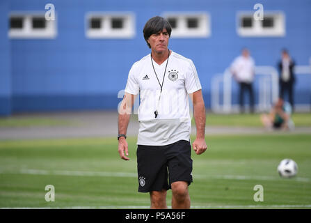 Kasan, Russland. 26 Juni, 2018. Bundestrainer Joachim Jogi Löw (Deutschland). GES/fussball/Wm 2018 Russland: DFB-Abschlusstraining in der Elektron-Stadion, Kazan, 26.06.2018 GES/fussball/fussball/WM Russland 2018: Praxis, Kazan, Juni 26, 2018 | Verwendung der weltweiten Kredit: dpa/Alamy leben Nachrichten Stockfoto